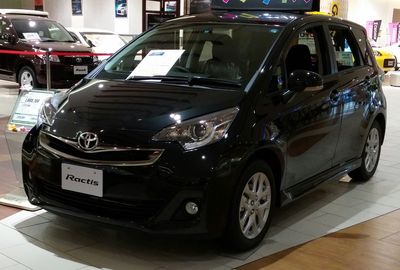 Автостекла Toyota Ractis c установкой в Москве